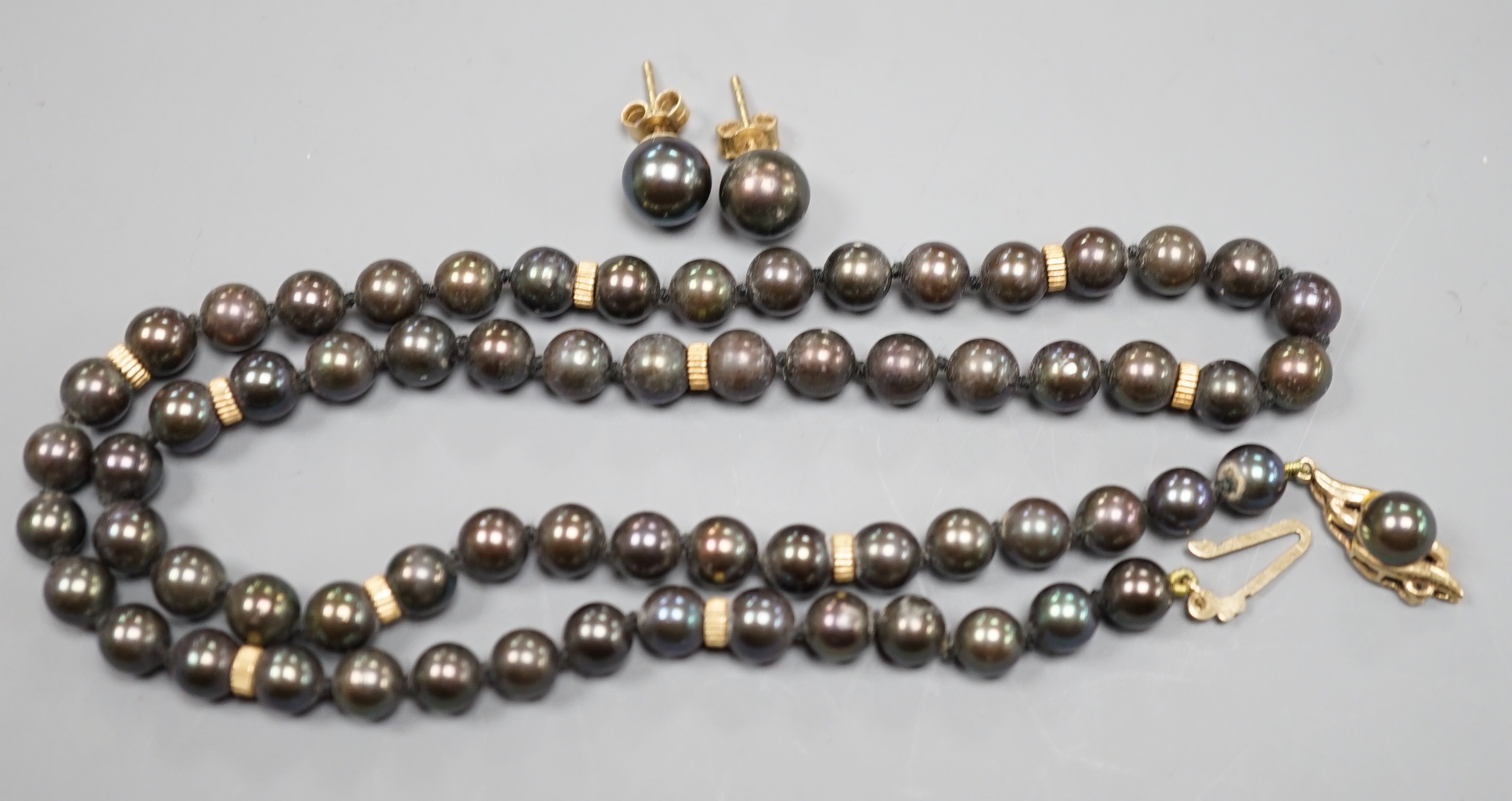 A single strand Tahitian cultured pearl necklace, with yellow metal spacers and a 14k yellow metal clasp, 47cm, together with a similar pair of 375 earrings.